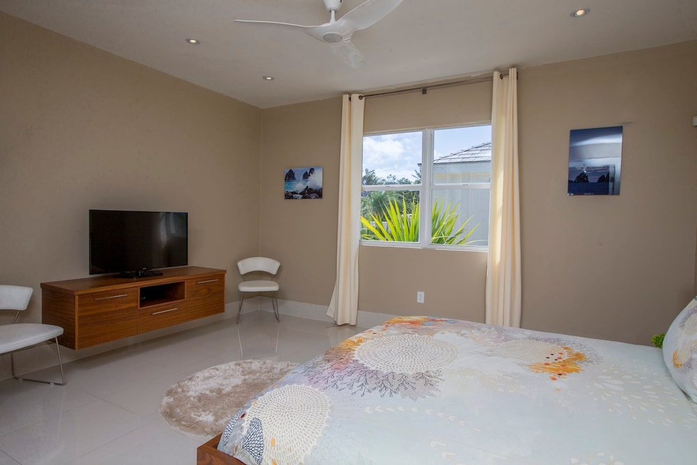 5 BR Waterfront Villa On Chalk Sound Blue Water