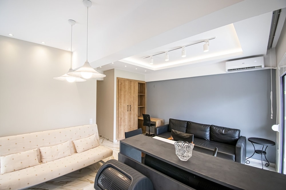 Eleni Seafront Apartment by Rentalspro