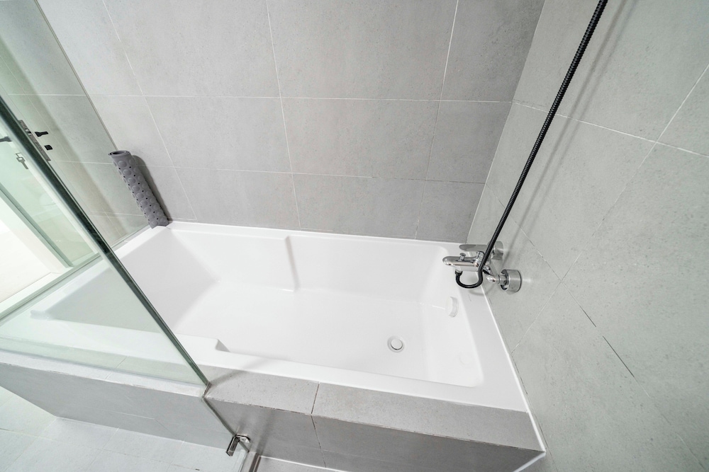 Tyms Stylish 3BR 2BA Apt Xujiahui Shops