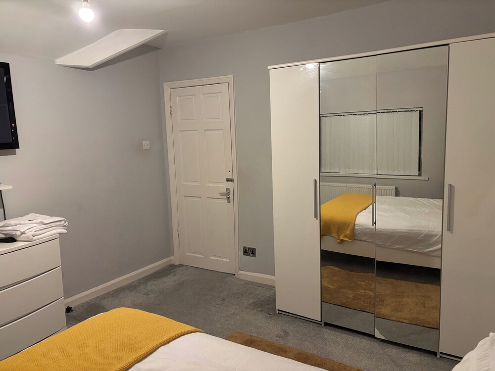 4 Bed House-sleeps 7-free Parking