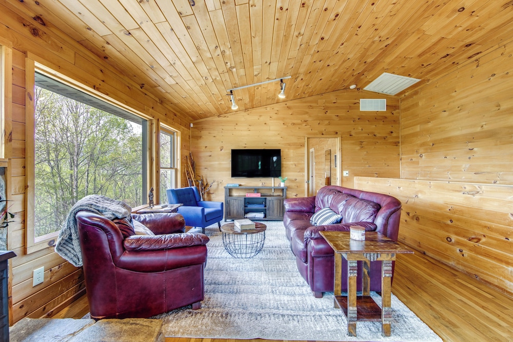 10 Mi to Waynesville: Cabin w/ Hot Tub & Mtn Views