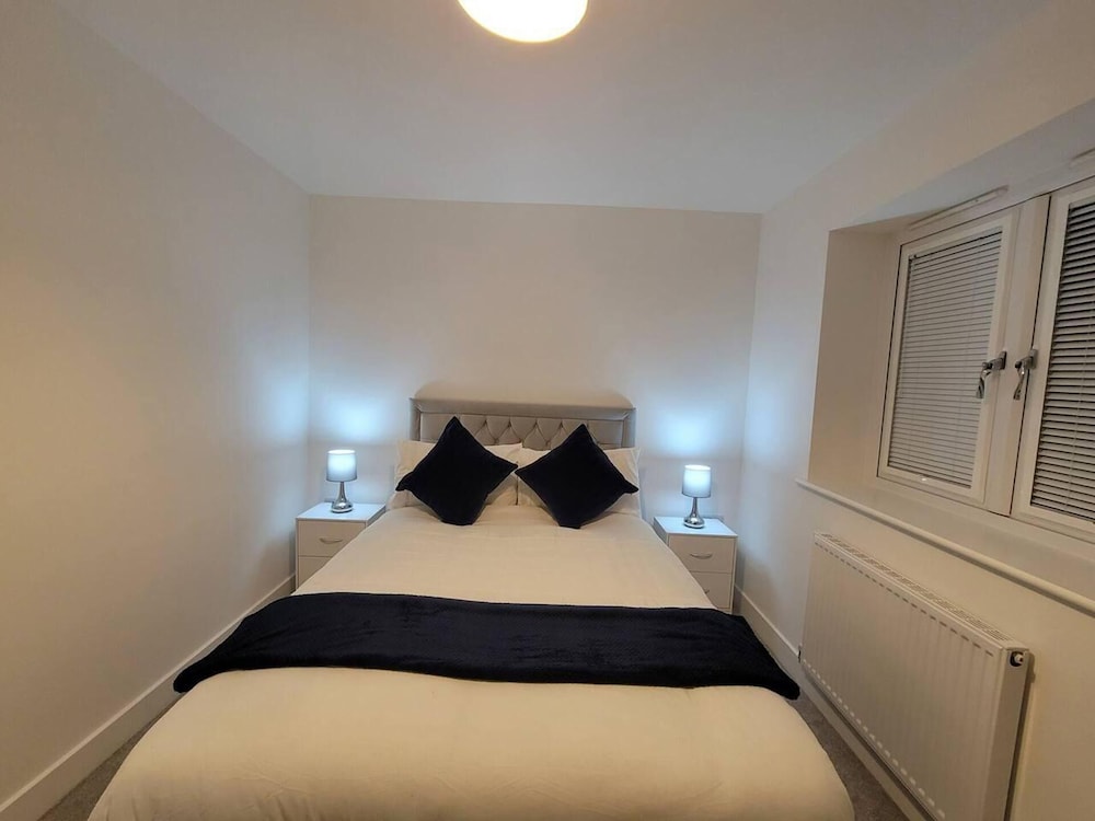 Impeccable 2-bed House in Milton Keynes view 2
