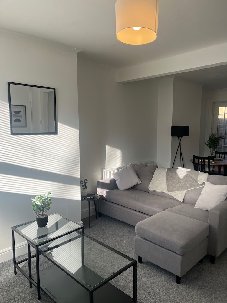2bed Sleeps 3 - Central, Near Train Station, Wifi