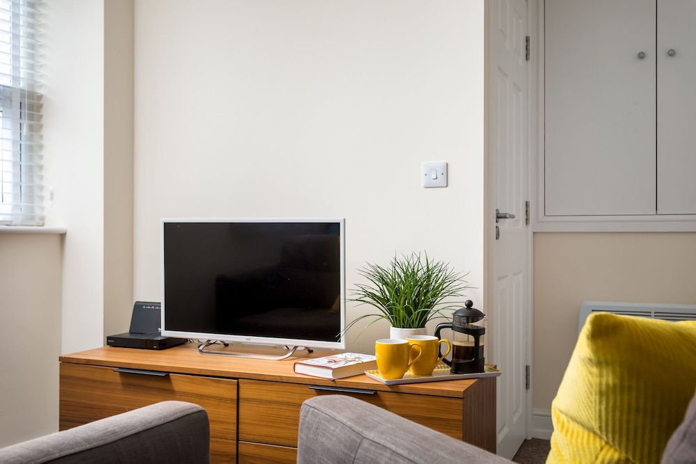 Elliot Oliver - 2 Bedroom Town Centre Apartment view 5