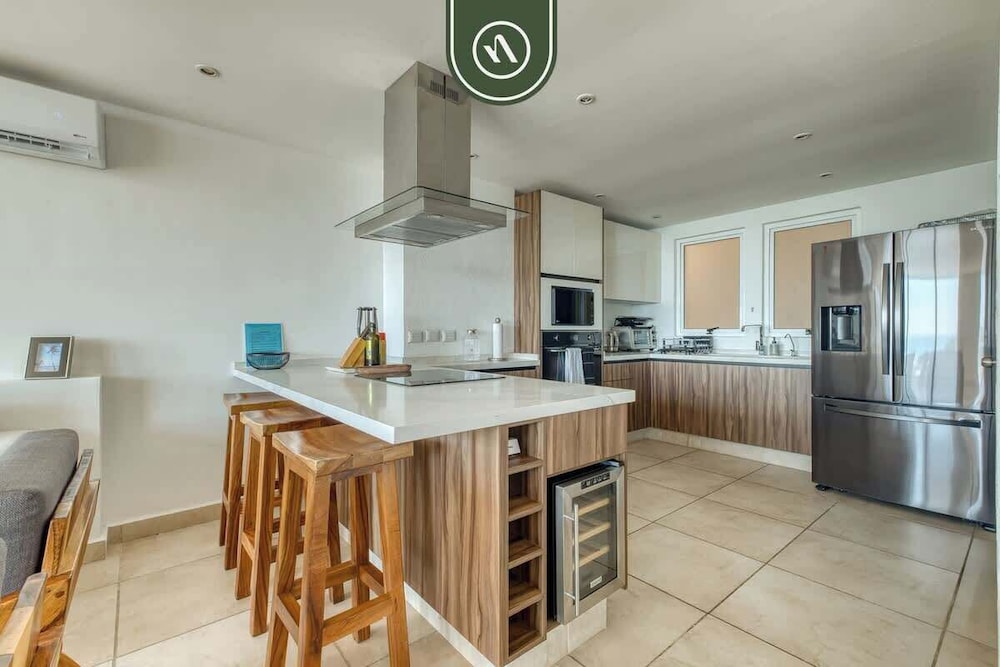 Amazing 3 BR Penthouse With Beachclub