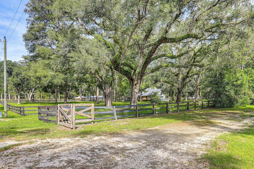 16 Mi to Wec: Horse-friendly Home on 5 Acres!