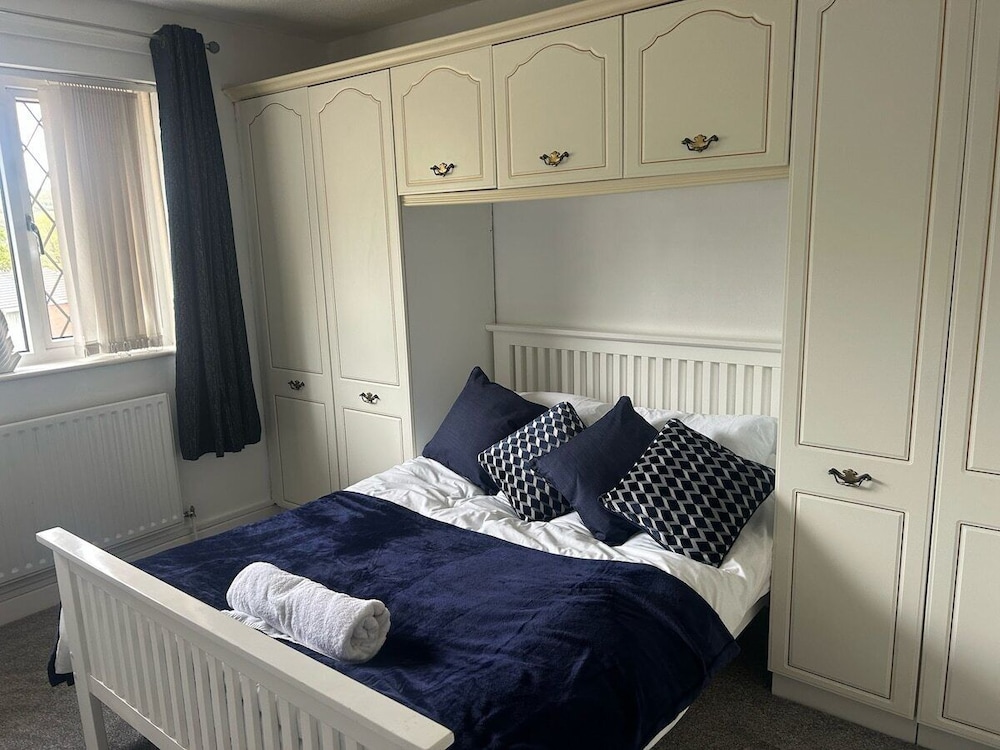Family & Group Stay 3 Bedroom Swansea Home