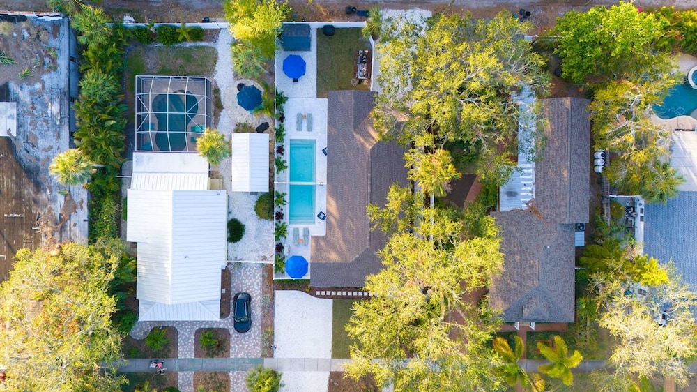 Royal Blue Downtown-gulfport-heated Pool
