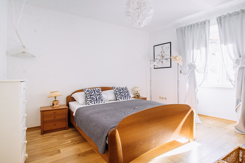 Illyria Old Town Apartment by DuHomes