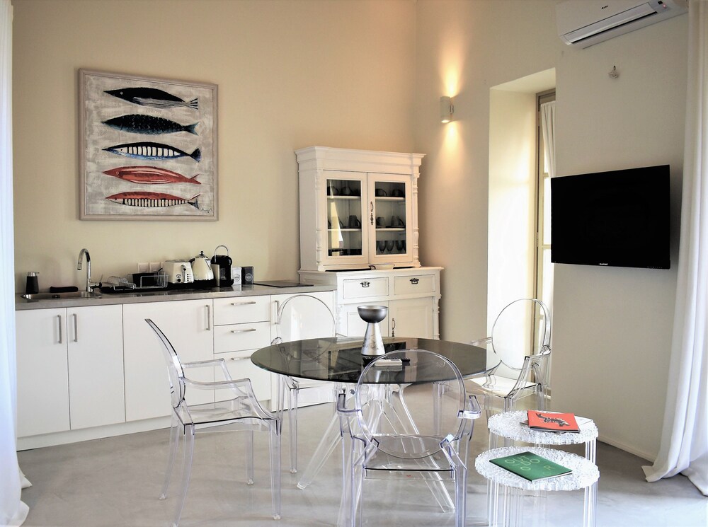 Acropolis Suites