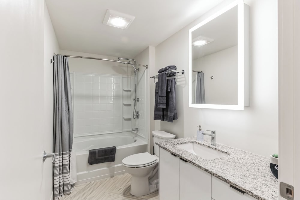 Cleveland Vacations - Sleek DT Cleveland Apt at City Club - Property Image 14