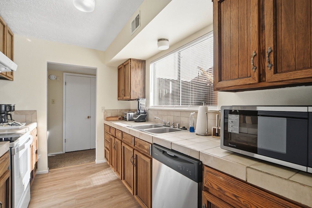 Albuquerque Escape Hot Tub + Atrium 4 Bedroom Home