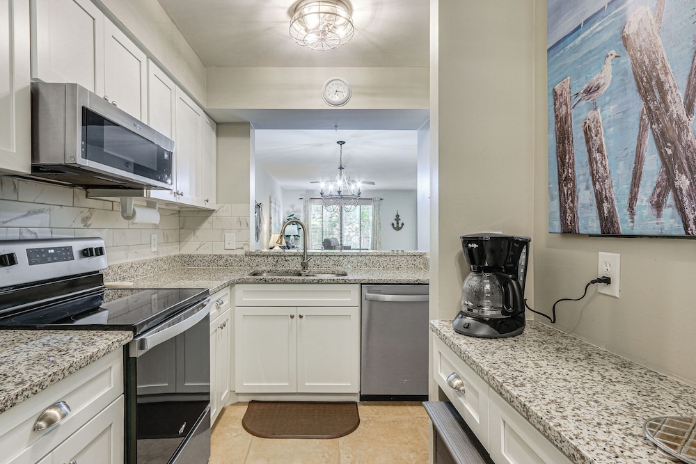 Walk to Beach: Bright Hilton Head Island Villa!