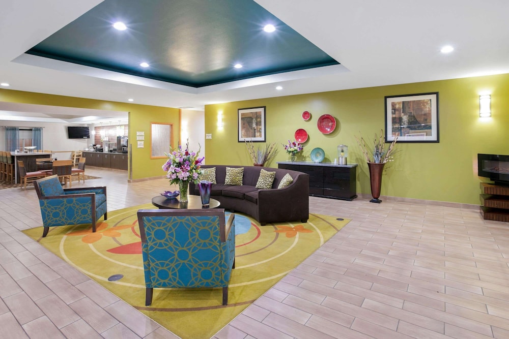 La Quinta Inn & Suites by Wyndham Paris view 2