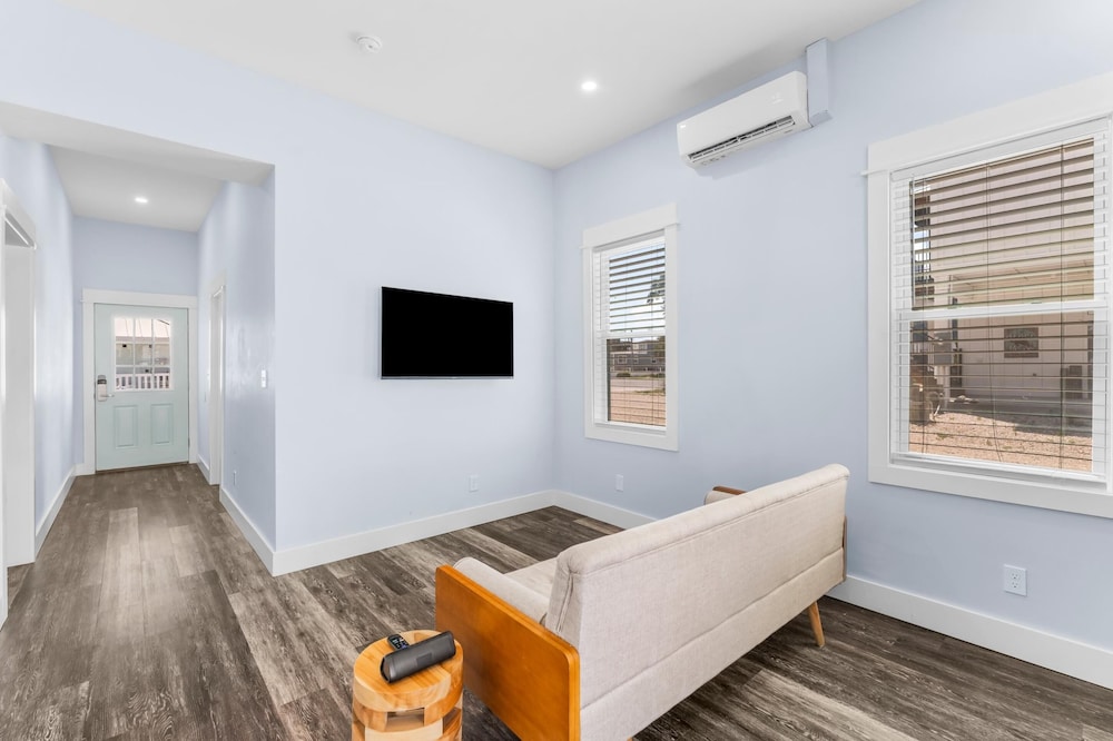 Pet Friendly Beach House - Beach Hop