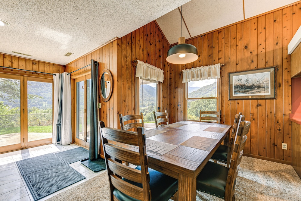 Ski, Hike & Fish: Mtn-view Maggie Valley Retreat