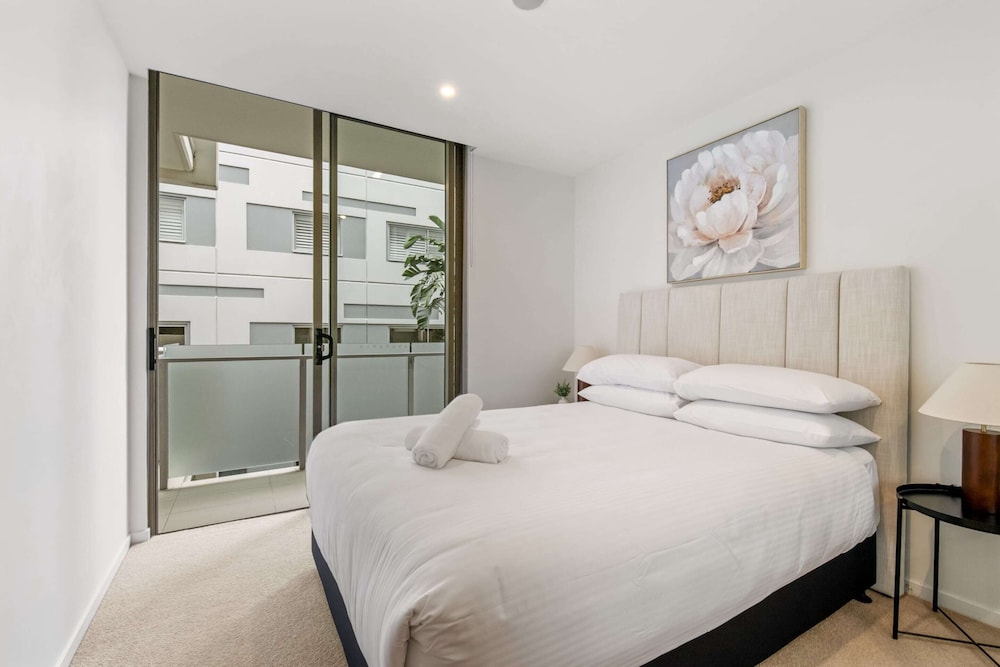 West End Flat With Pool and BBQ Access