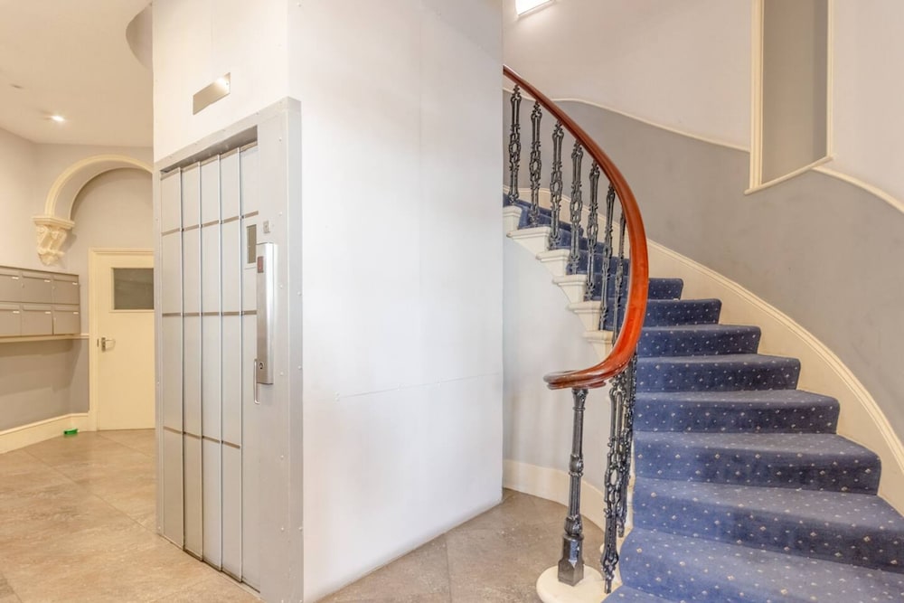 Central 2 Bedroom Flat - Opposite South Kensington Tube