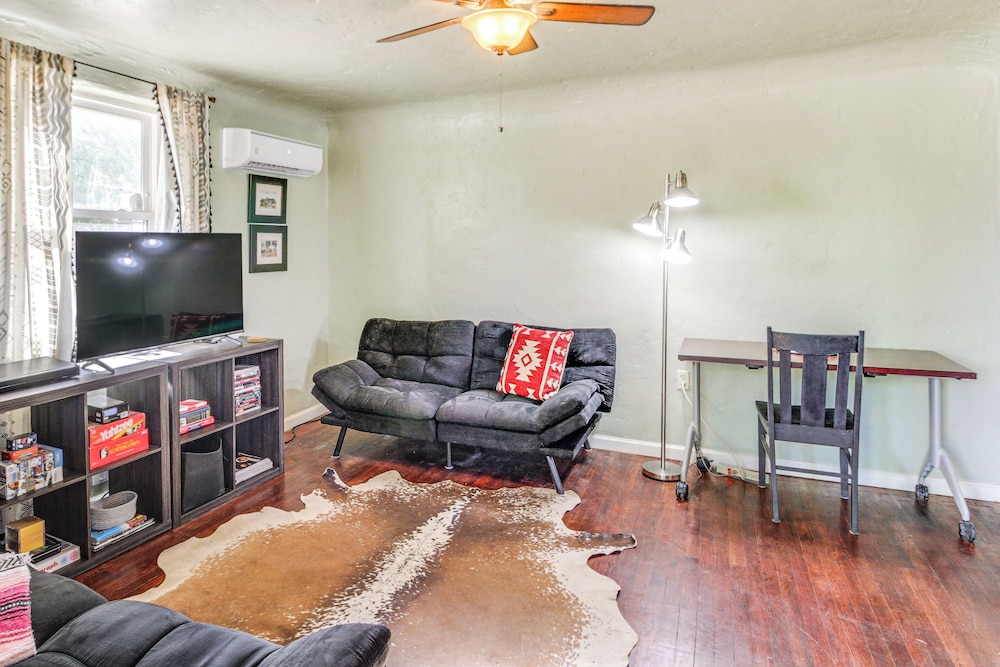 3 Mi to Old Town, Fenced Yard: ABQ Abode!