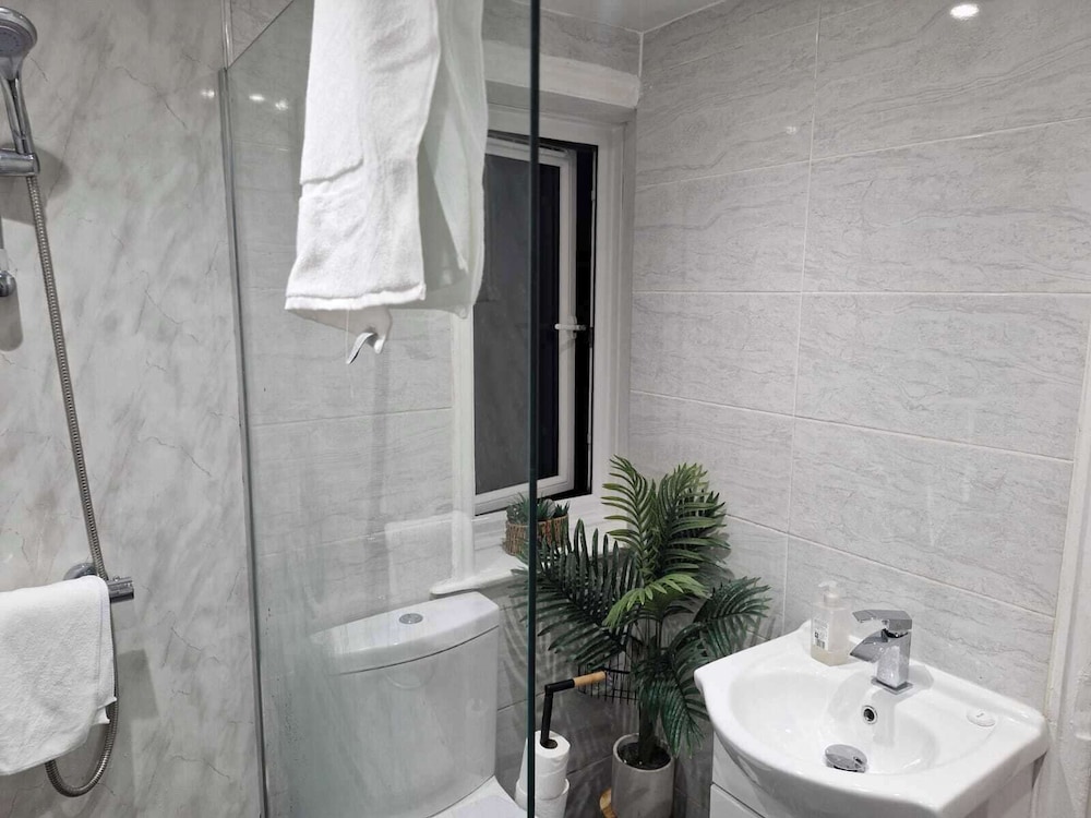 Sleeps 5 - Free Parking - Near Airport & City