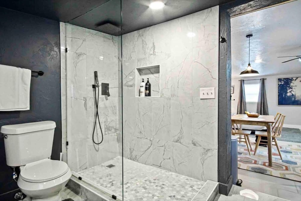 Oklahoma City Vacations - 3-story 6-bedroom 4 Bathrooms 3min-asian Dist - Property Image 19