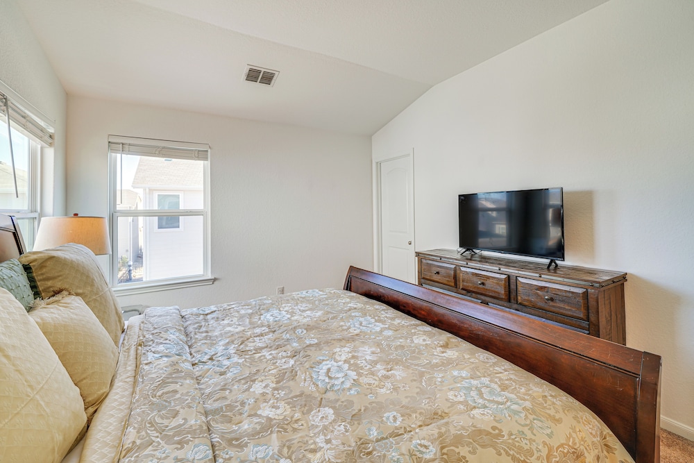 8 Mi to Lackland Afb: Pet-friendly Home w/ Yard!