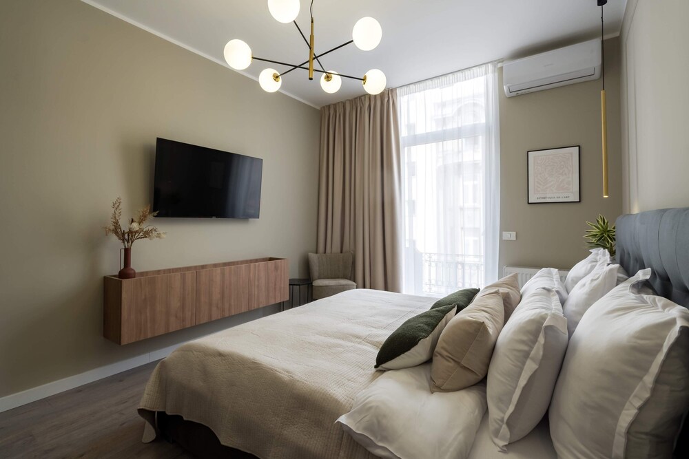 Contemporary Aparthotel 2-BR Flats Near Old Town, Quiet & Serene