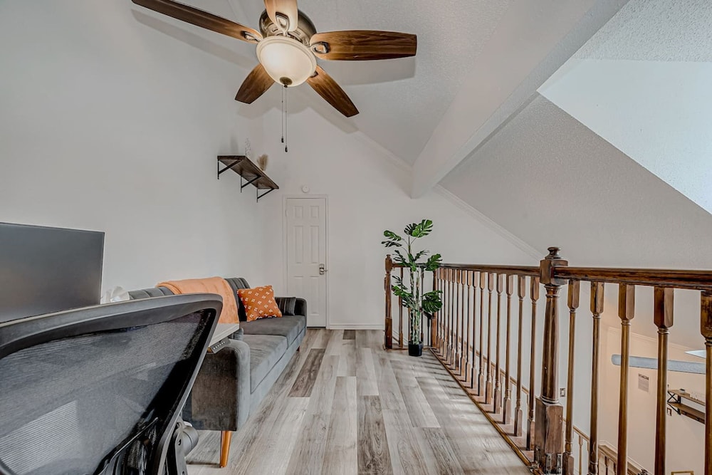 Upscale 1BR Condo in Med Center