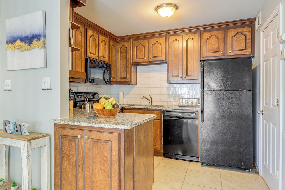 Steps to Park: Dog-friendly Condo in Conyers!