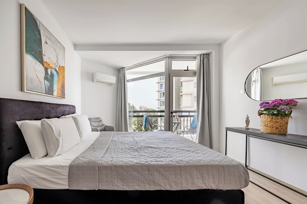 Marathon Beach Apartment With Shared Pool
