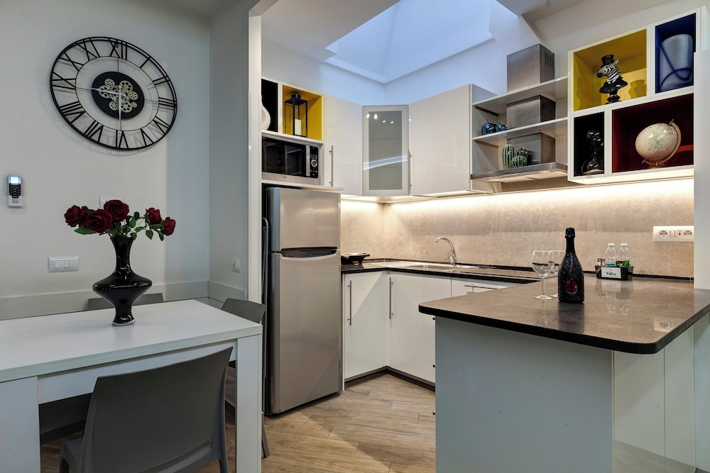 Barnaba Apartment by Mamo Florence