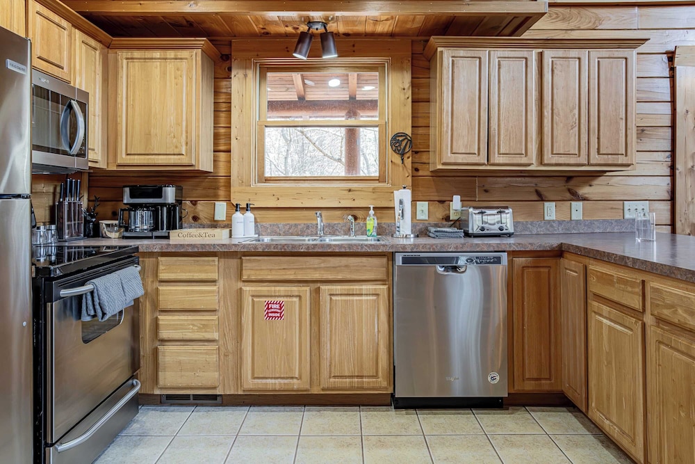 Bear Creek Way by Avantstay Hot Tub, Game Room, Air Hockey, Near Dollywood & Smoky Trails