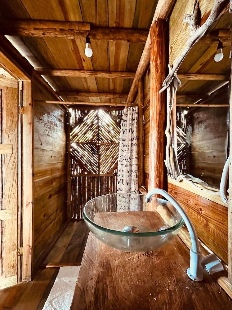 Urraca Monkey Island Eco Resort