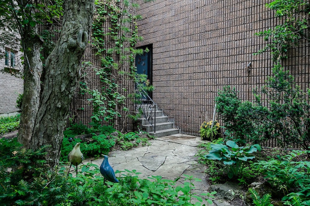 225 Lakeland Bed and Breakfast.