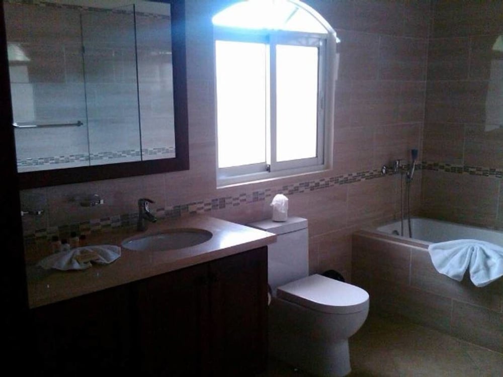 Touch of Elegance! 6 Bedroom Near the Beach