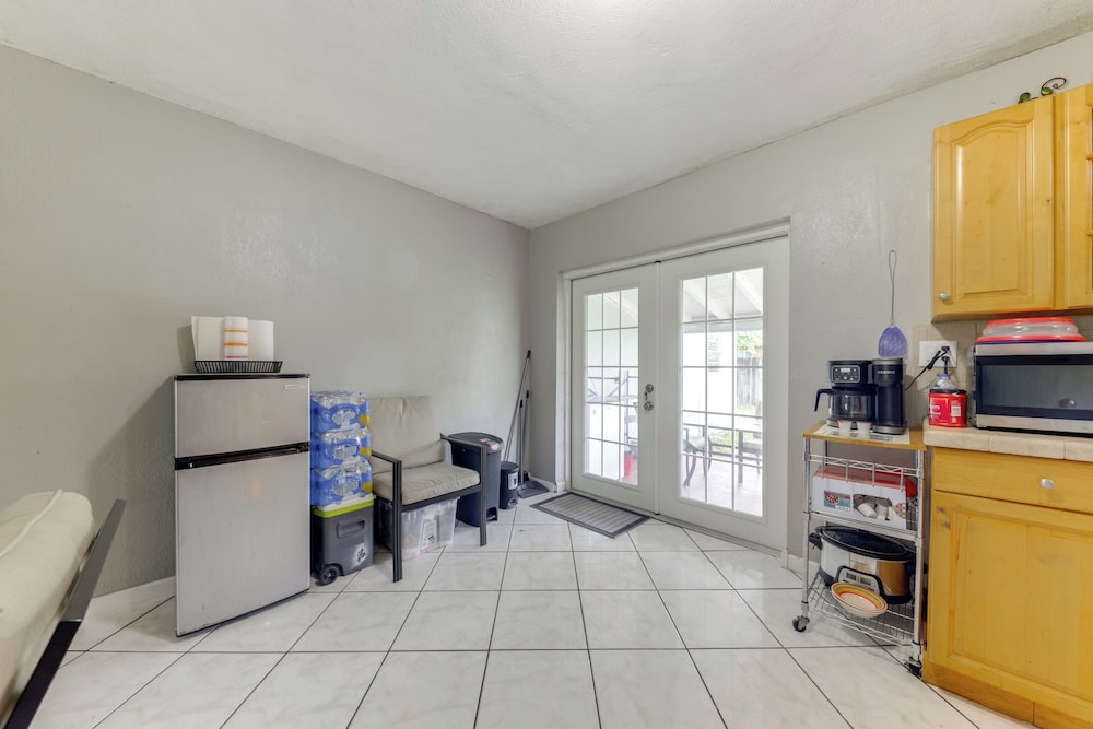 Fenced-in Yard: Home 3 Mi to Hard Rock Stadium!