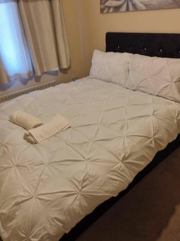 3 Bed House - Sleeps 6 - Parking - Wifi