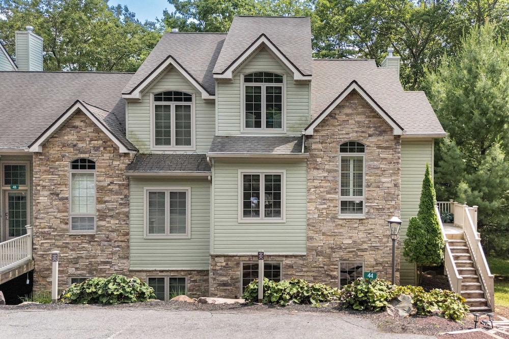 Highland Hideaway by Avantstay Group Poconos Retreat w/ Patio + Game Room