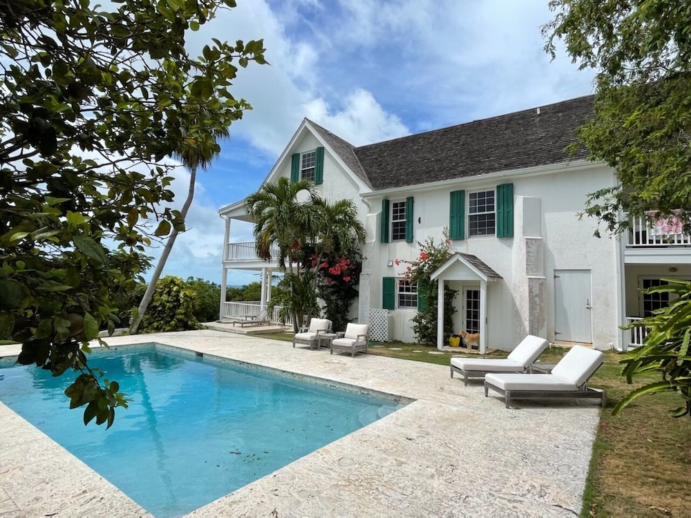 Hilltop Haven: Luxurious Historic Estate With Harbor Views