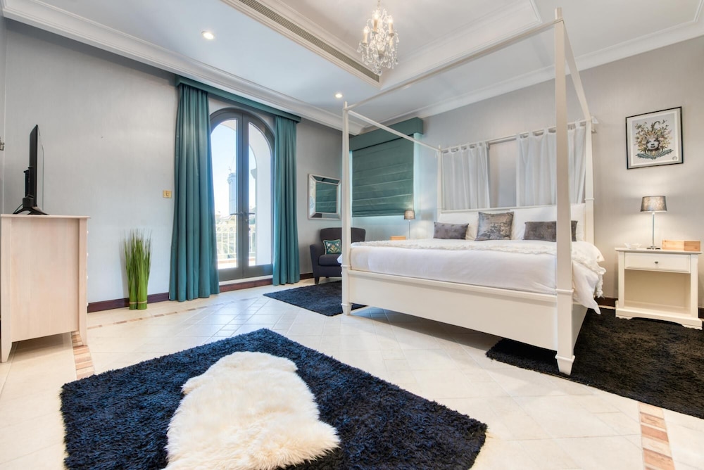 Glamourous Beachfront Villa on The Palm w Pool