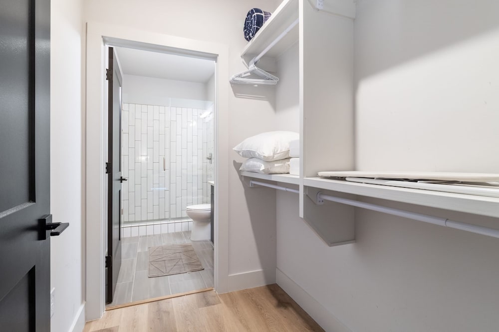 Astra Modern Midtown Retreat With Pool Gym Steps to Dining Broadway