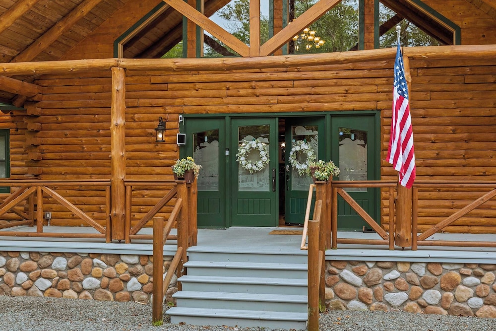 Bigwood Cabin Retreat Hot Tub, Game Room, Firepit Lounge & Private Yard