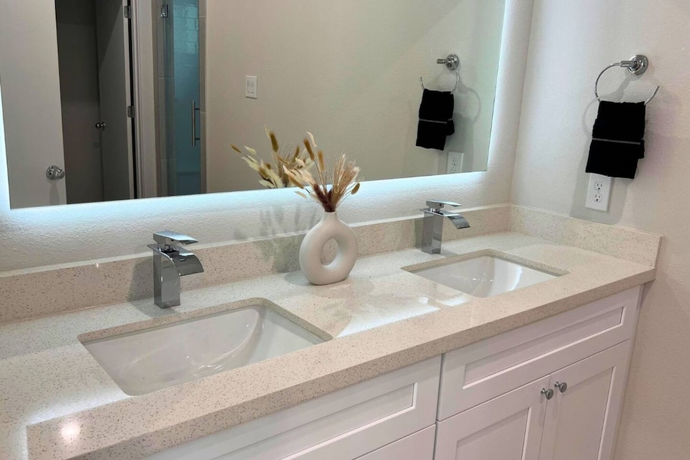 Gated 3BR Home 10 Mins Downtown