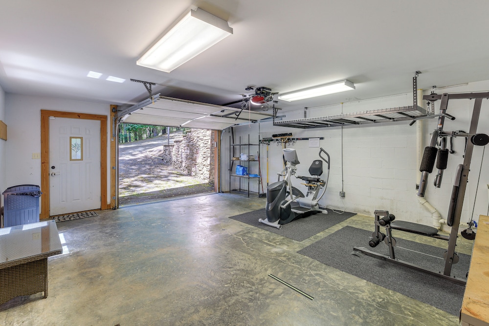 Near Boone-custom Built Cabin: 3 BR 3 BA W/hot Tub