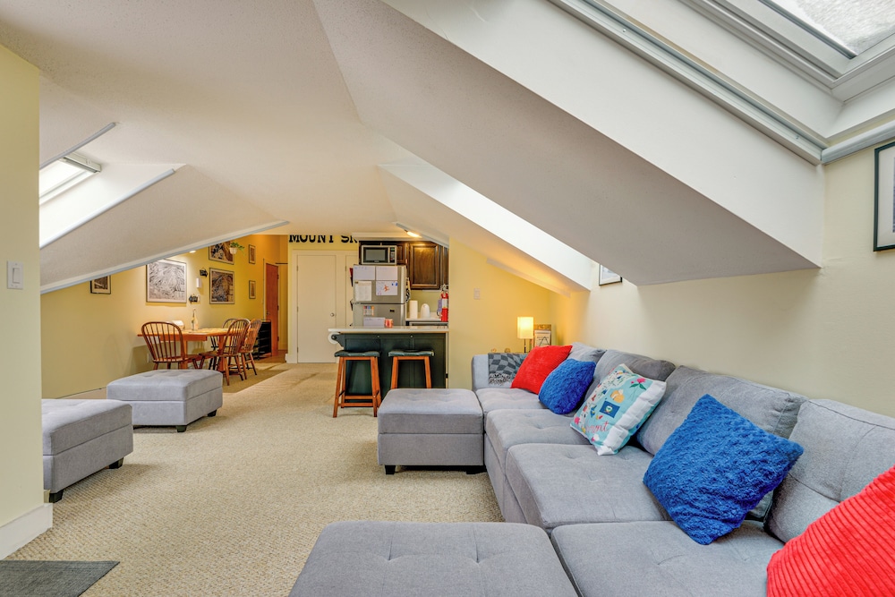 Walk to Mount Snow Resort: Unit w/ Pool & Hot Tubs