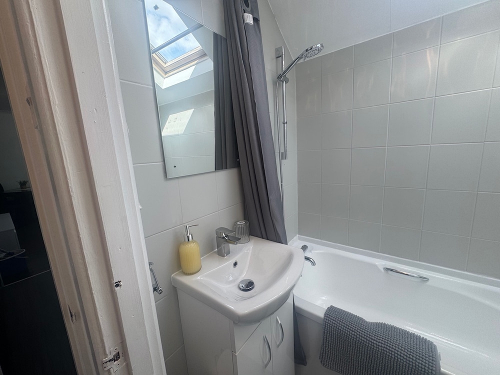 9 Guests - Free Parking - Cozy 3 Bedrooms