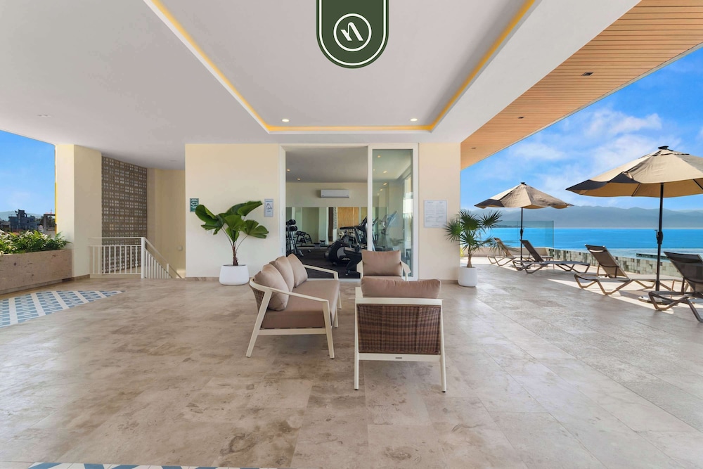 New Stylish 1 BR Condo - Ocean Views - Flex Room