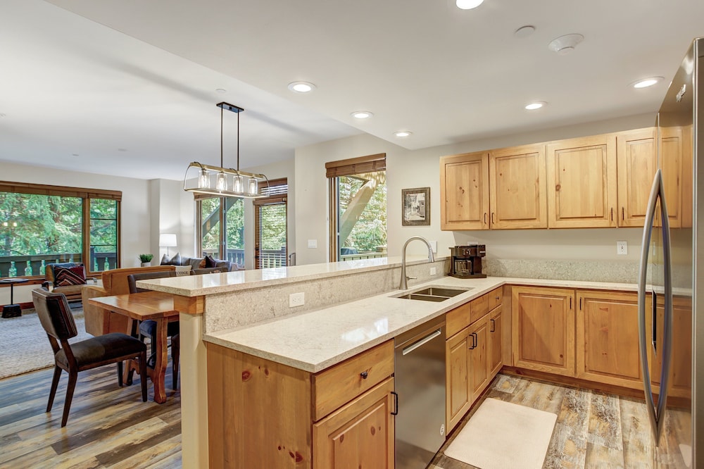 Premium 2 Bedroom Condo in Arrowhead Village! 2 Condo