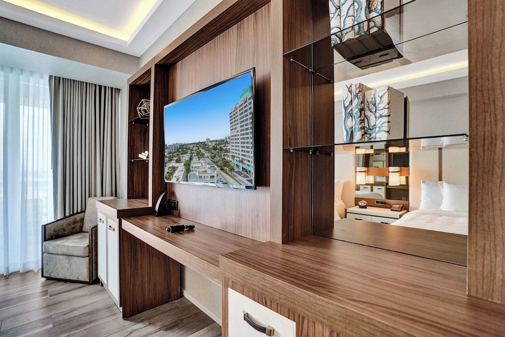 Elegant Beachfront Condo: Your Perfect Getaway!