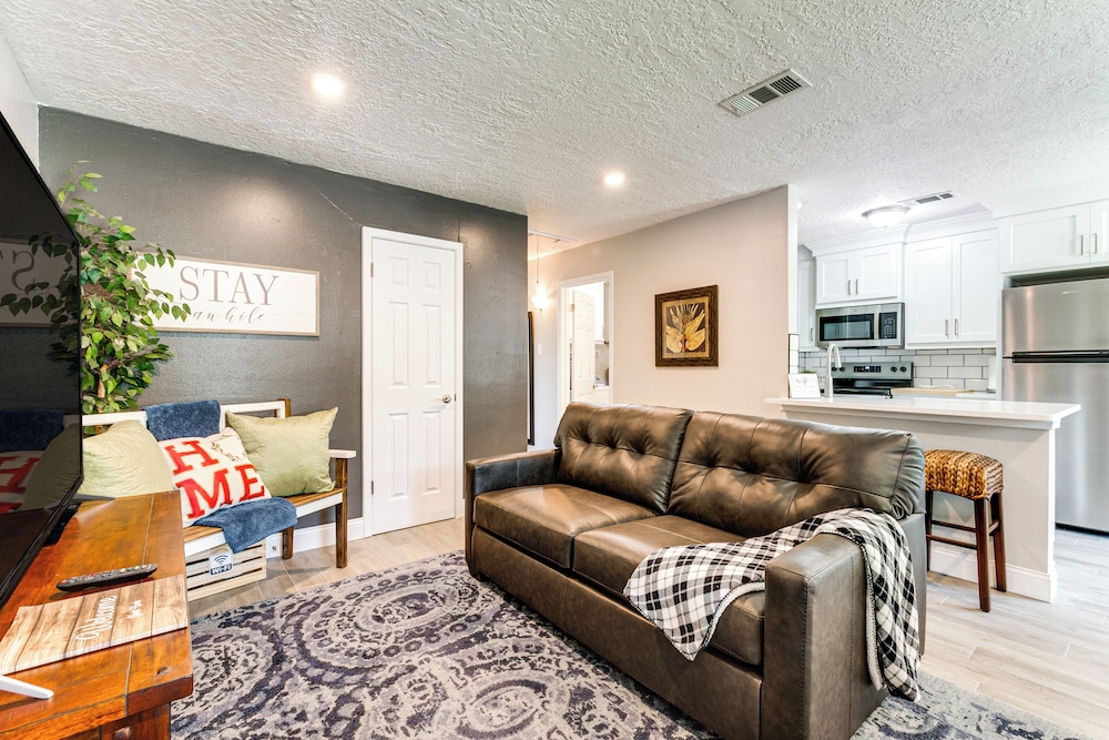 2 Mi to Texas A&m: Pet-friendly Duplex w/ Yard!